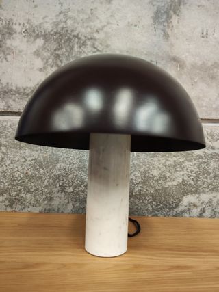 Lampada da tavolo Zorione in marmo bianco e metallo con finitura marrone dipinta