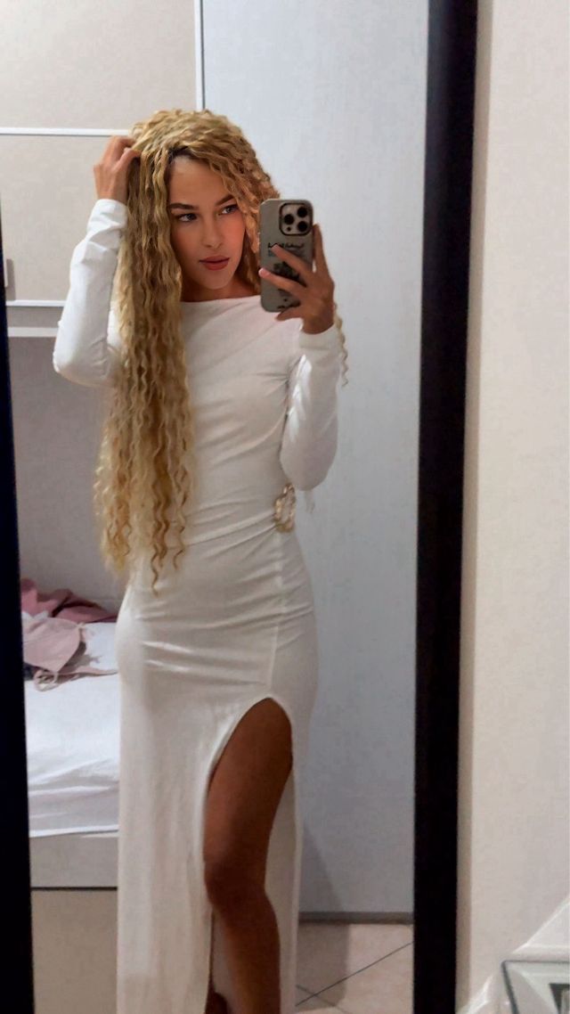 Abito lungo bianco con spacco e schiena scoperta