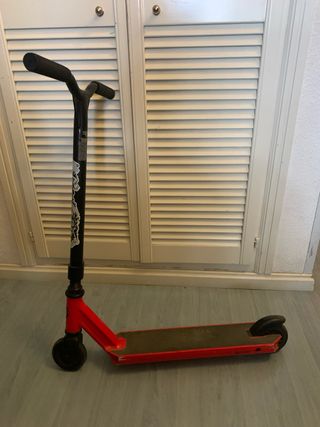 Patinete infantil rojo y negro