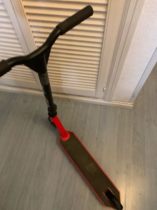 Patinete infantil rojo y negro