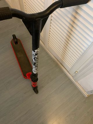 Patinete infantil rojo y negro