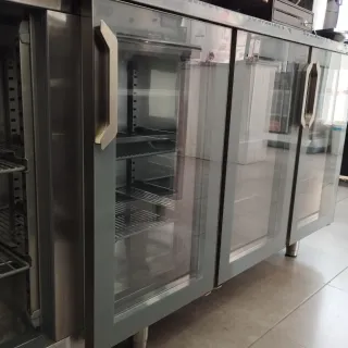 Mesa Fría 4 Puertas Cristal INFRICO 60x2,46x1m