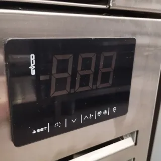 Mesa Fría 4 Puertas Cristal INFRICO 60x2,46x1m