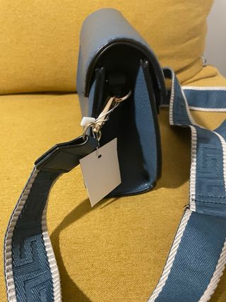 Bolso azul con correa nuevo