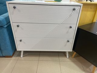 Cajonera blanca con diseño de líneas