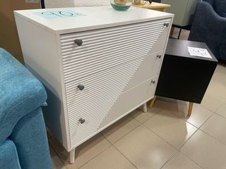 Cajonera blanca con diseño de líneas