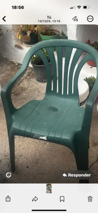 Silla de plástico verde