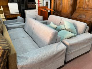 Sofá cama gris con sillón a juego