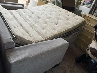 Sofá cama gris con sillón a juego