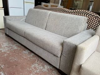 Sofá cama gris con sillón a juego