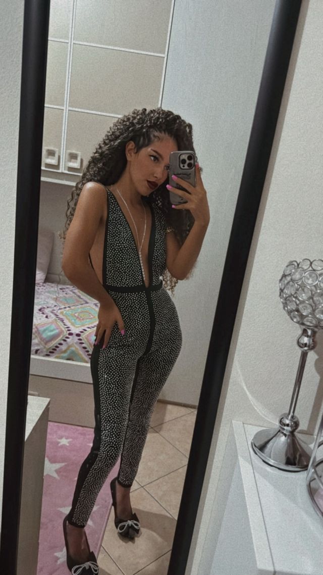 Tuta scintillante con scollo a V