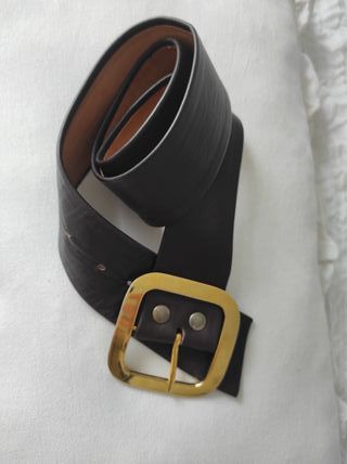 Cinturón de piel marrón chocolate con hebilla dora