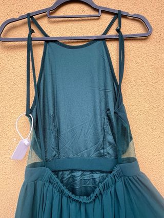 Vestido de fiesta verde con aberturas