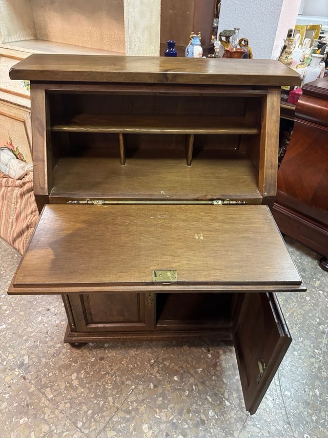 Buro antiguo de madera