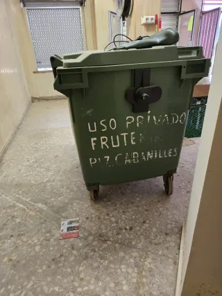 Contenedor de basura verde