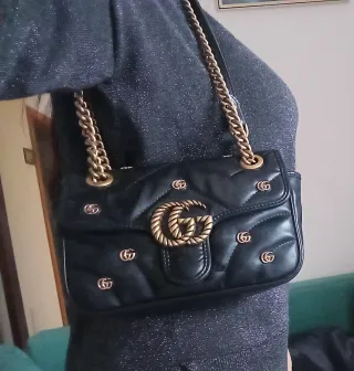 Borsa nera con doppia tracolla dorata