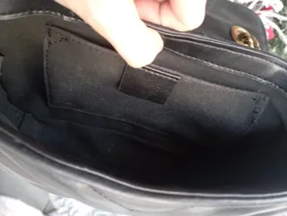 Borsa nera con doppia tracolla dorata