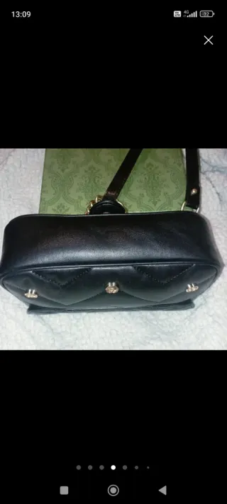 Borsa nera con doppia tracolla dorata