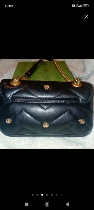 Borsa nera con doppia tracolla dorata