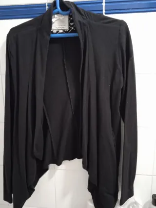 Chaqueta negra abierta