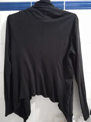 Chaqueta negra abierta