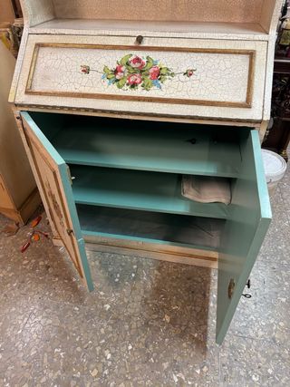 Buro con estanterias dorado y blanco