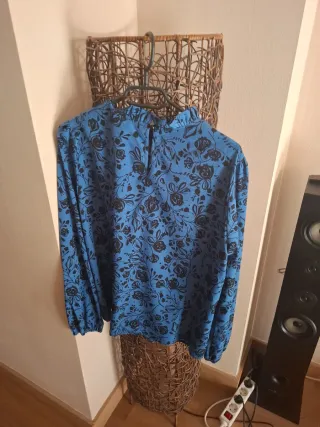 Camisa azul con estampado floral negro