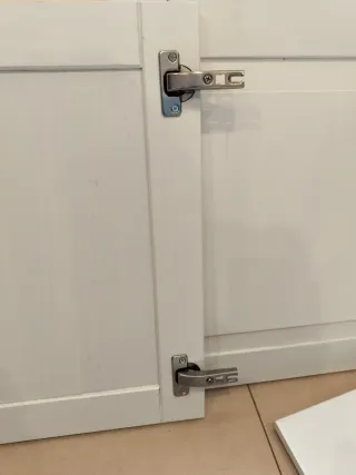 Puerta, cajón y estante de cocina blancos