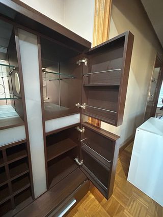 Mueble salón marrón con mueble bar