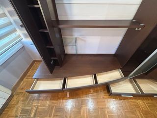 Mueble salón marrón con mueble bar