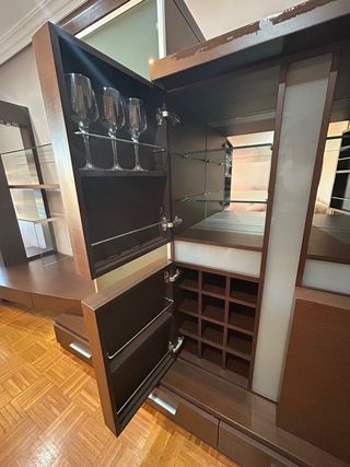 Mueble salón marrón con mueble bar