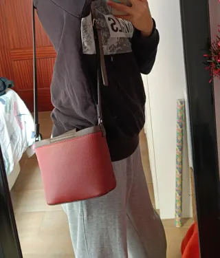 Bolso de mano marrón y rojo