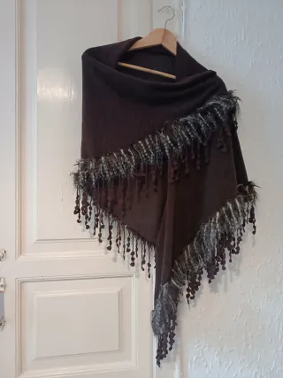 Mantón marrón con flecos y abalorios