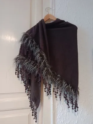 Mantón marrón con flecos y abalorios