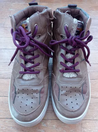 Botas altas marrones con cordones morados