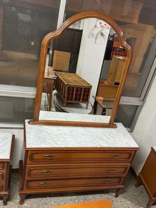 Cómoda de madera con espejo y mármol