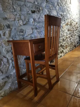 Escritorio y silla madera maciza estilo colonial.