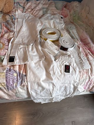 Kimono Karate Bianco e Cinture