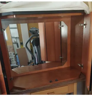 Mueble botellero de madera marrón y negro