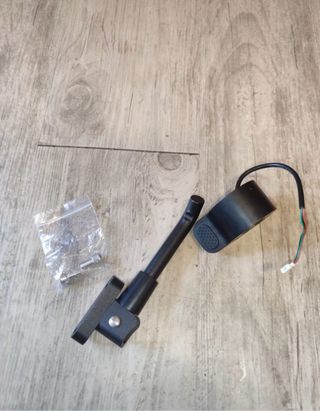 Acelerador y caballete para patinete