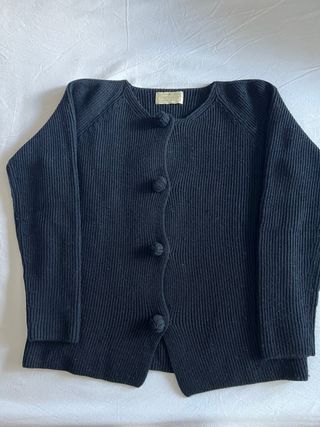 Cardigan blu con bottoni rivestiti in lana.