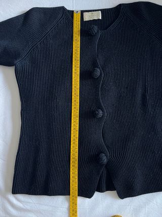 Cardigan blu con bottoni rivestiti in lana.