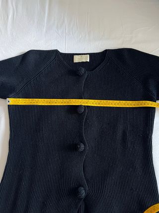 Cardigan blu con bottoni rivestiti in lana.