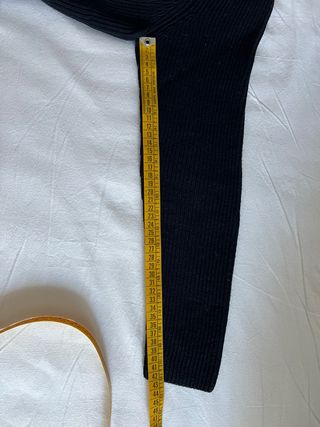 Cardigan blu con bottoni rivestiti in lana.