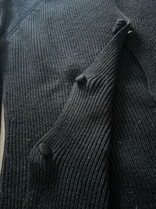 Cardigan blu con bottoni rivestiti in lana.