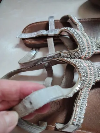 Sandalias de cuero con pedrería plateadas
