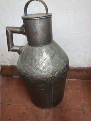 Cántaro de metal antiguo
