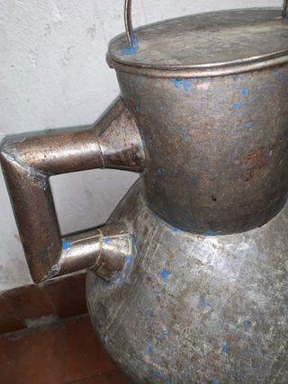Cántaro de metal antiguo