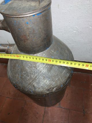 Cántaro de metal antiguo