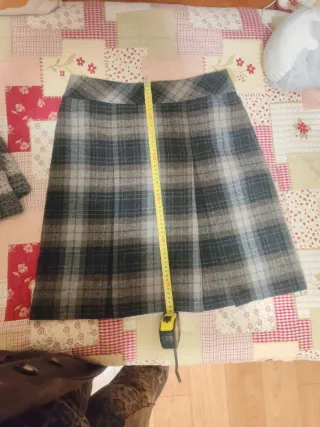 Falda de cuadros gris y negra